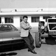 Ferrucio con un Lamborghini Jarama y un tractor de su compañía. Wikimedia Commons
